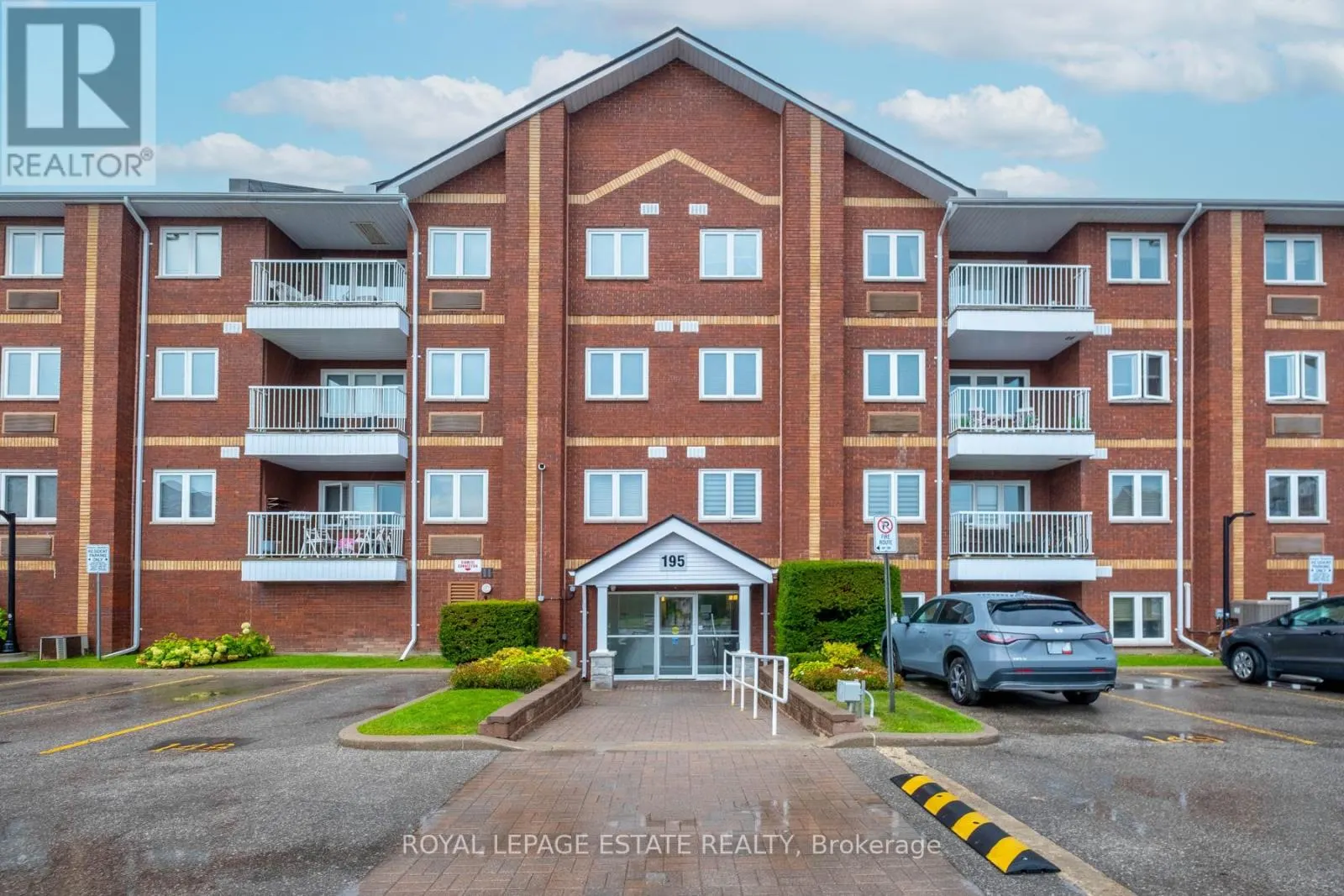 414 - 195 LAKE DRIVEWAY W