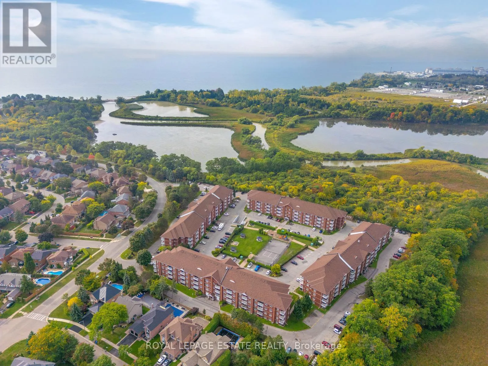 414 - 195 LAKE DRIVEWAY W