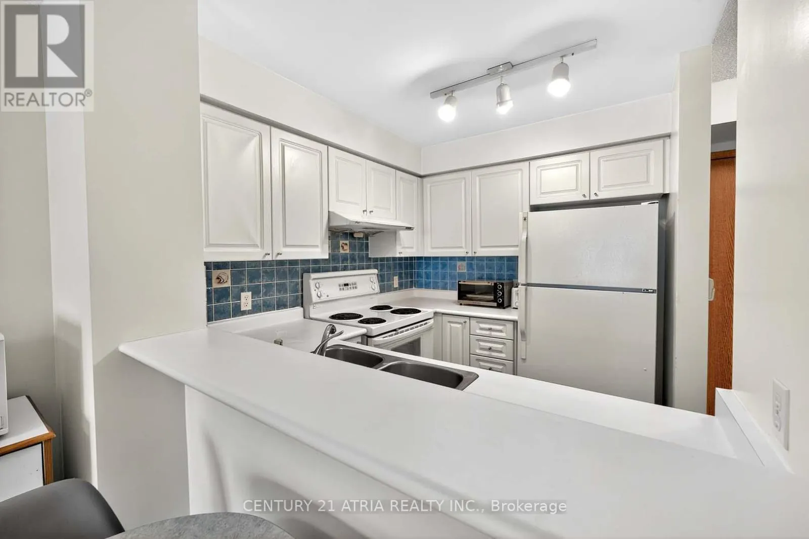 1115 - 11 LEE CENTRE DRIVE
