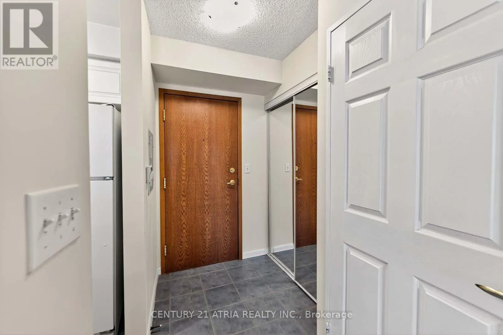 1115 - 11 LEE CENTRE DRIVE