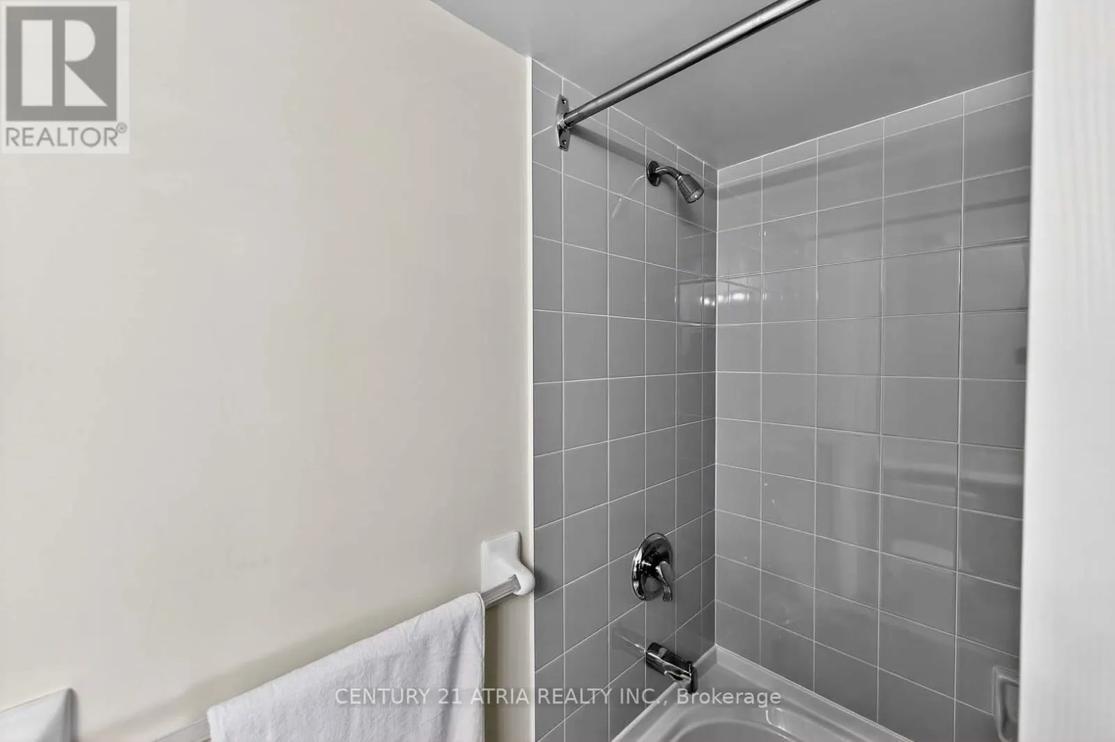1115 - 11 LEE CENTRE DRIVE