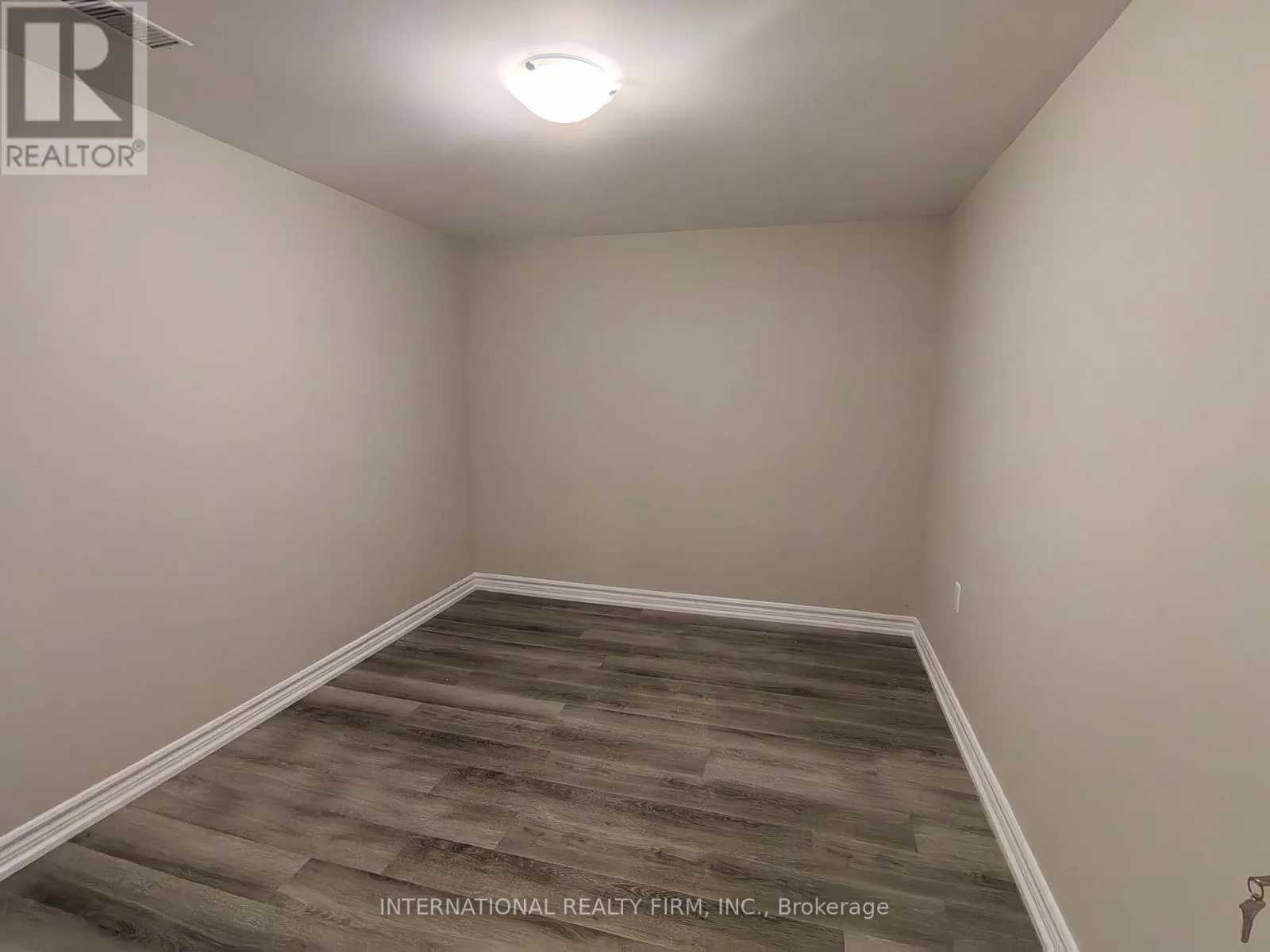 463 ROSSLAND ROAD E