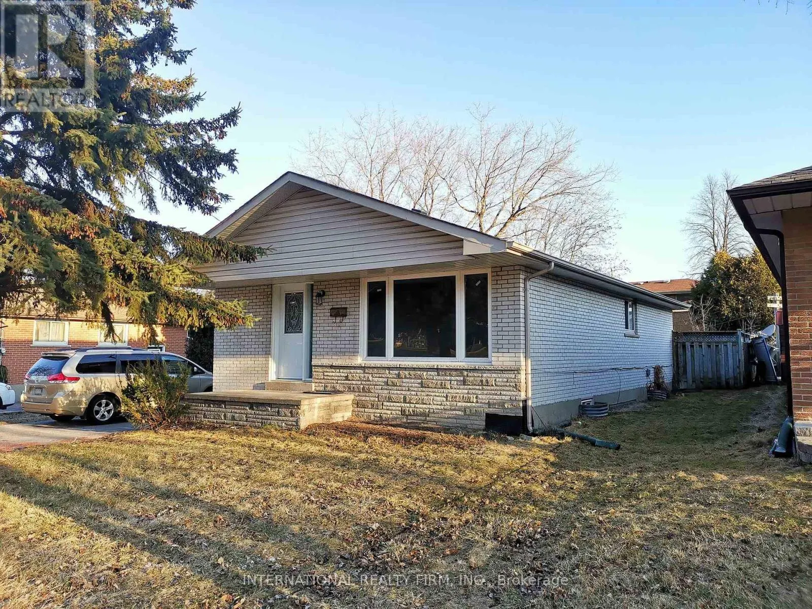 463 ROSSLAND ROAD E