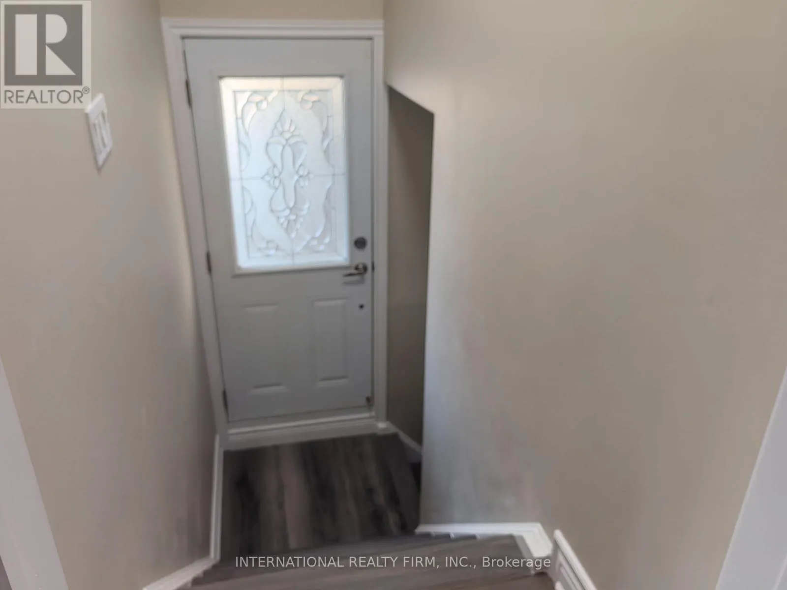 463 ROSSLAND ROAD E