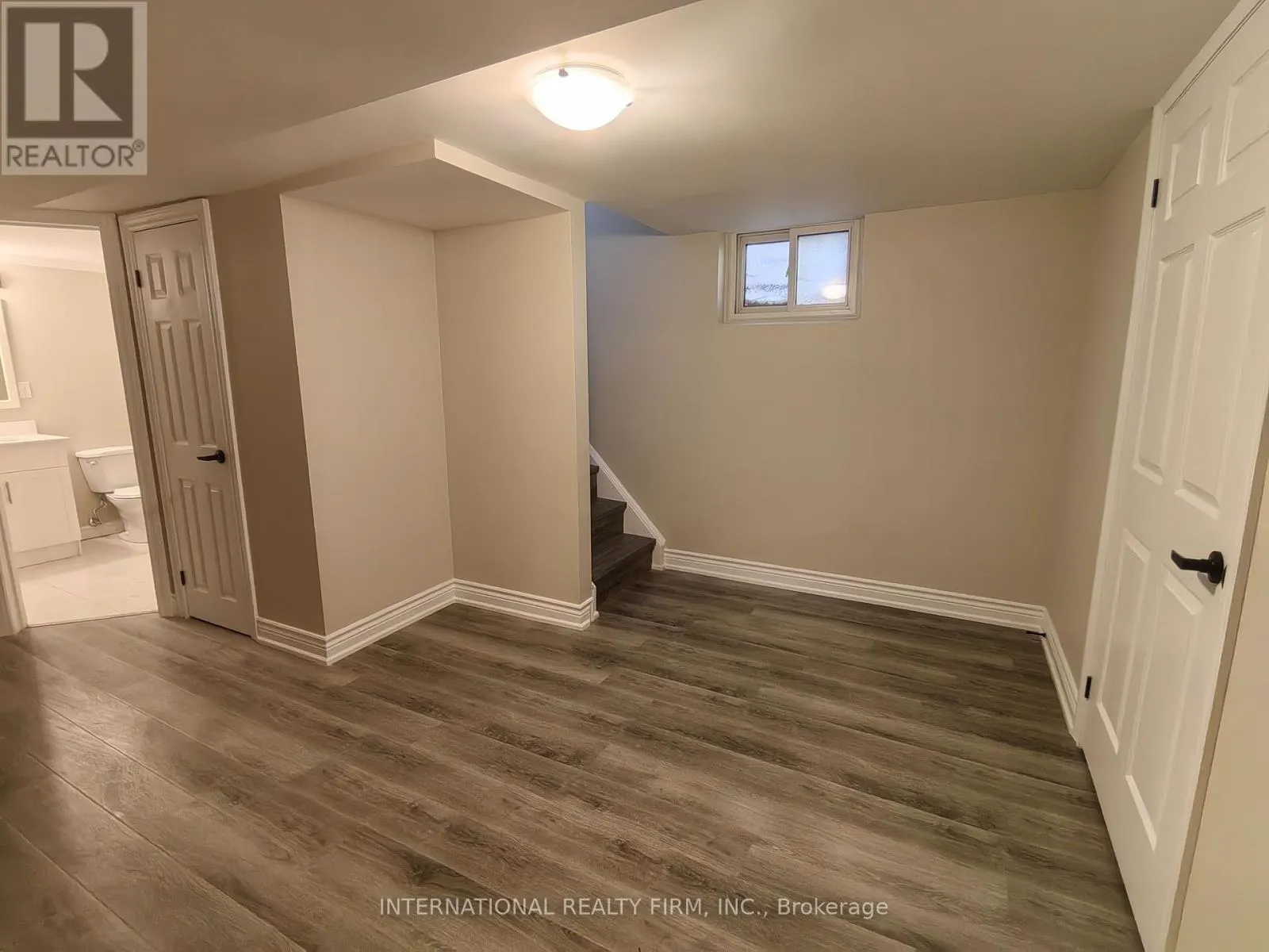 463 ROSSLAND ROAD E