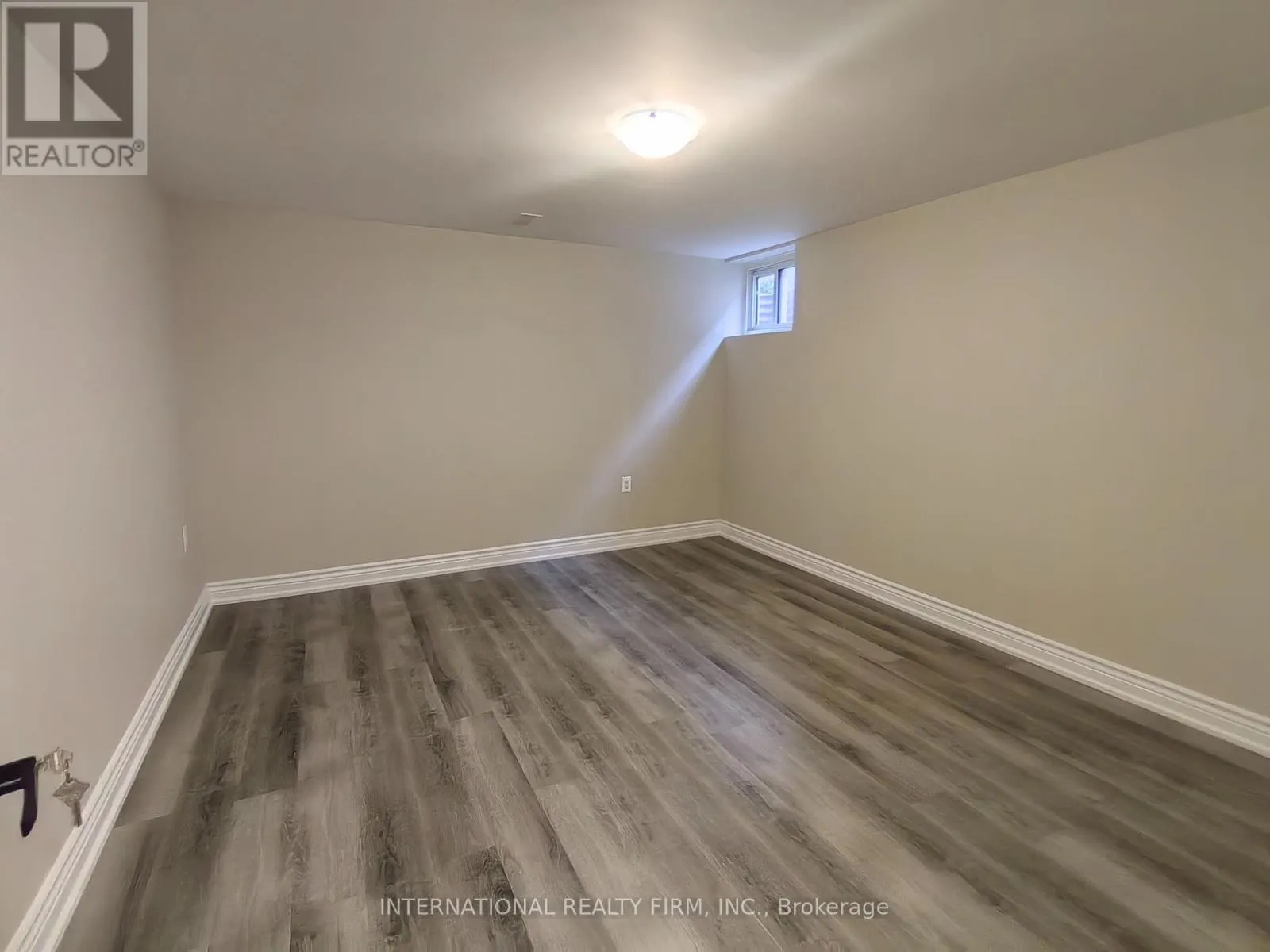 463 ROSSLAND ROAD E