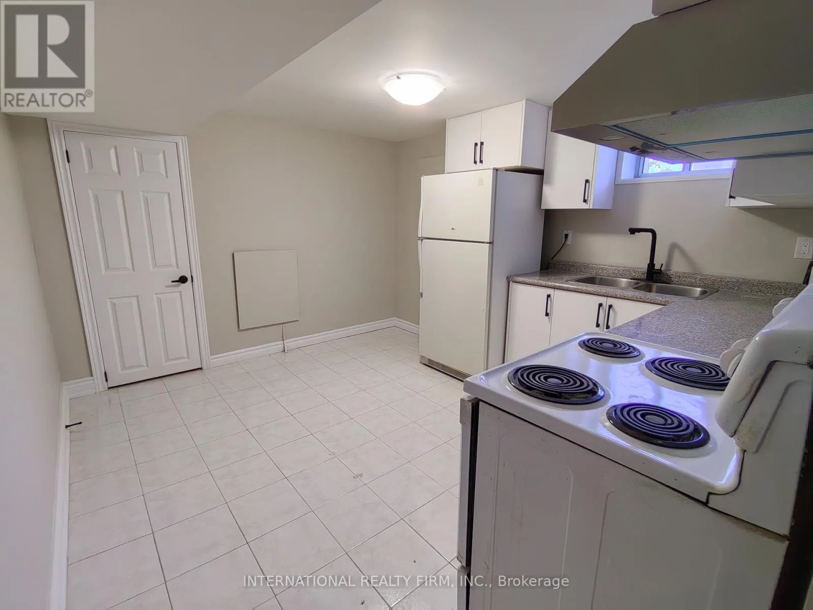 463 ROSSLAND ROAD E