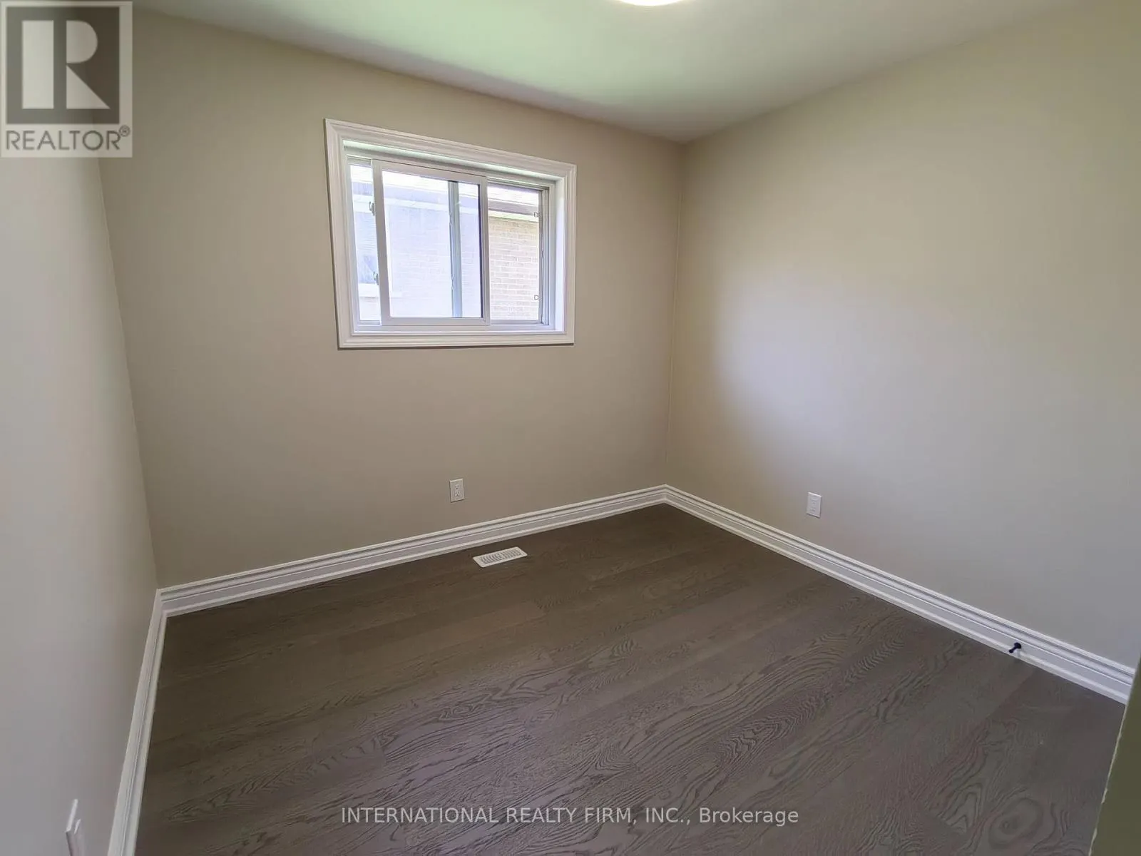 463 ROSSLAND ROAD E