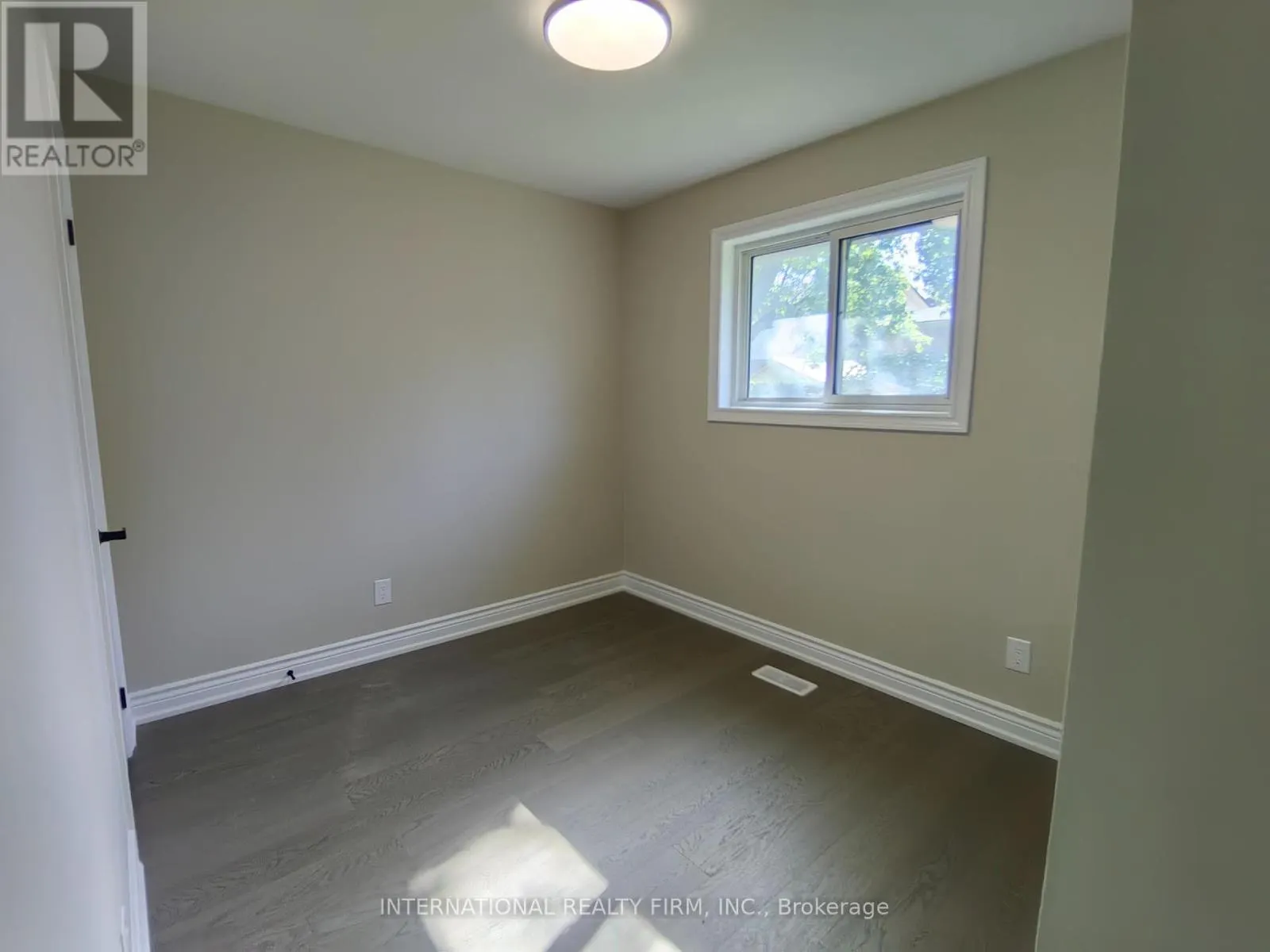 463 ROSSLAND ROAD E
