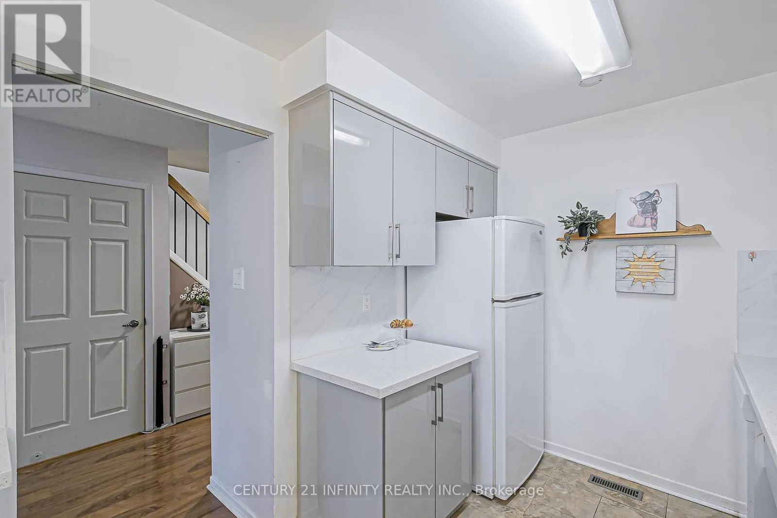 30 - 3000 MIDLAND AVENUE, #30