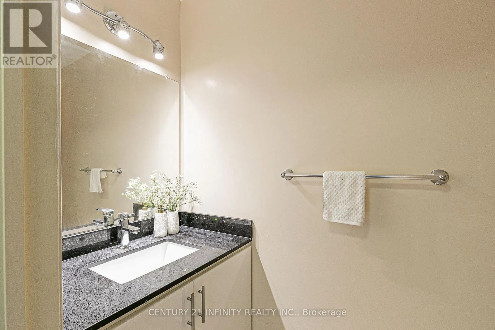 30 - 3000 MIDLAND AVENUE, #30