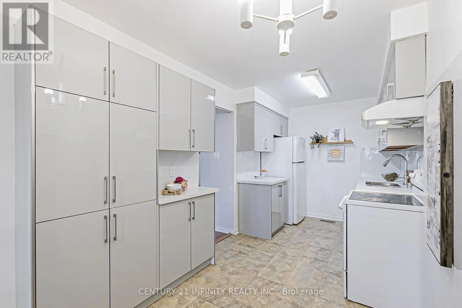30 - 3000 MIDLAND AVENUE, #30