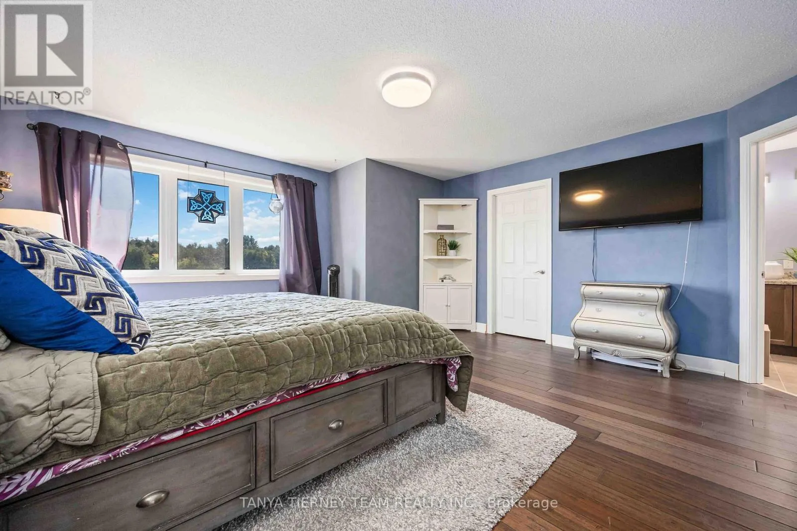 35 CHARLES TILLEY CRESCENT