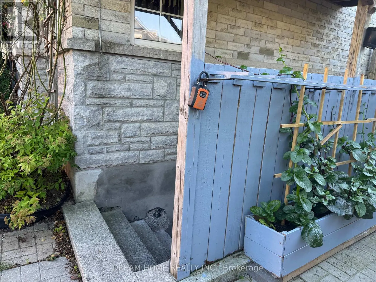 33 VIVIAN ROAD