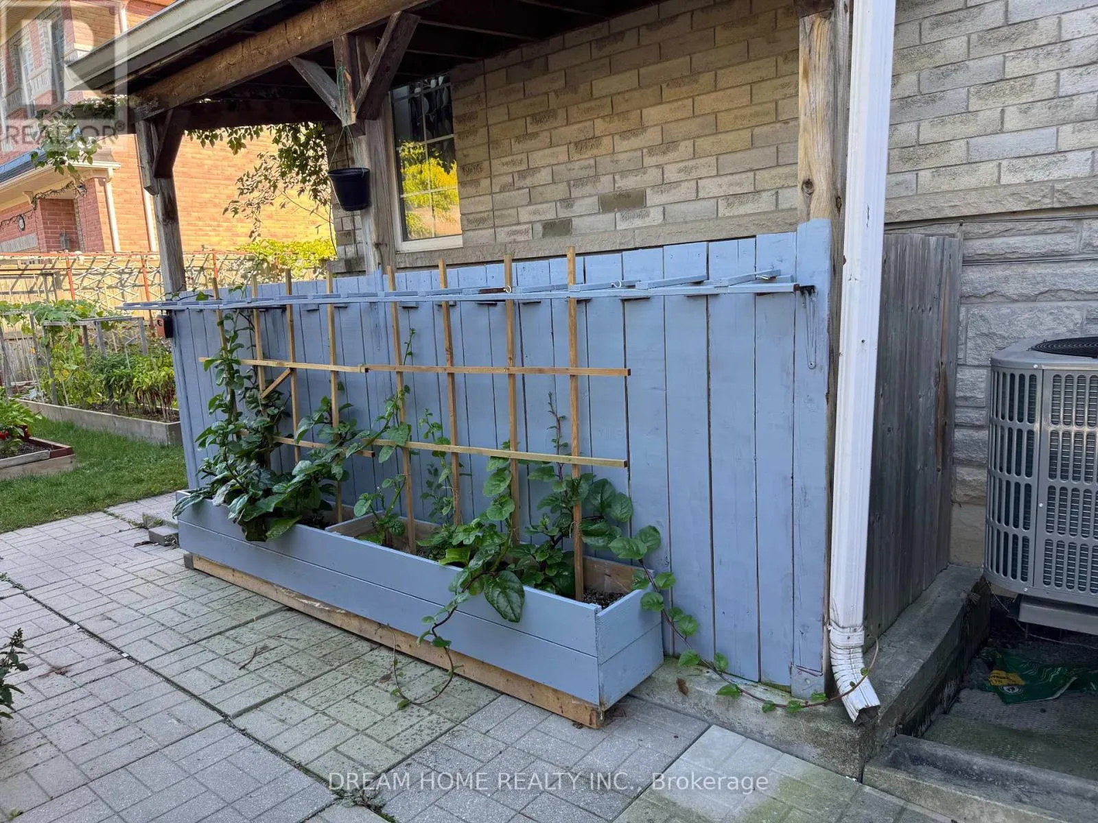 33 VIVIAN ROAD