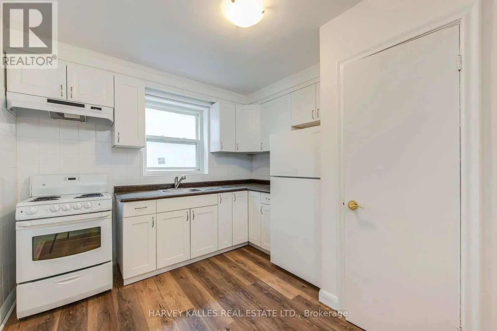 2905 ST. CLAIR AVENUE E