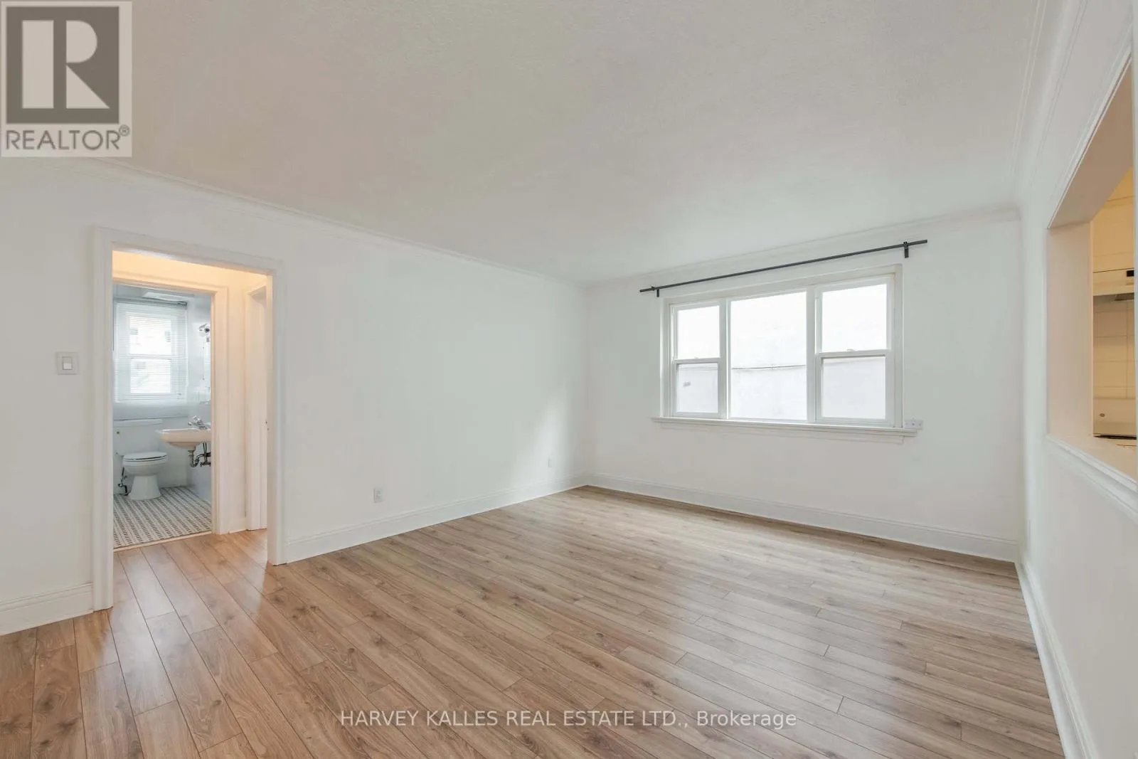 2905 ST. CLAIR AVENUE E