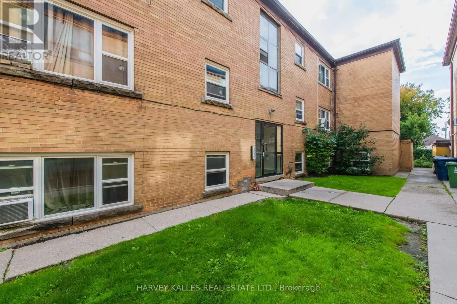 2905 ST. CLAIR AVENUE E