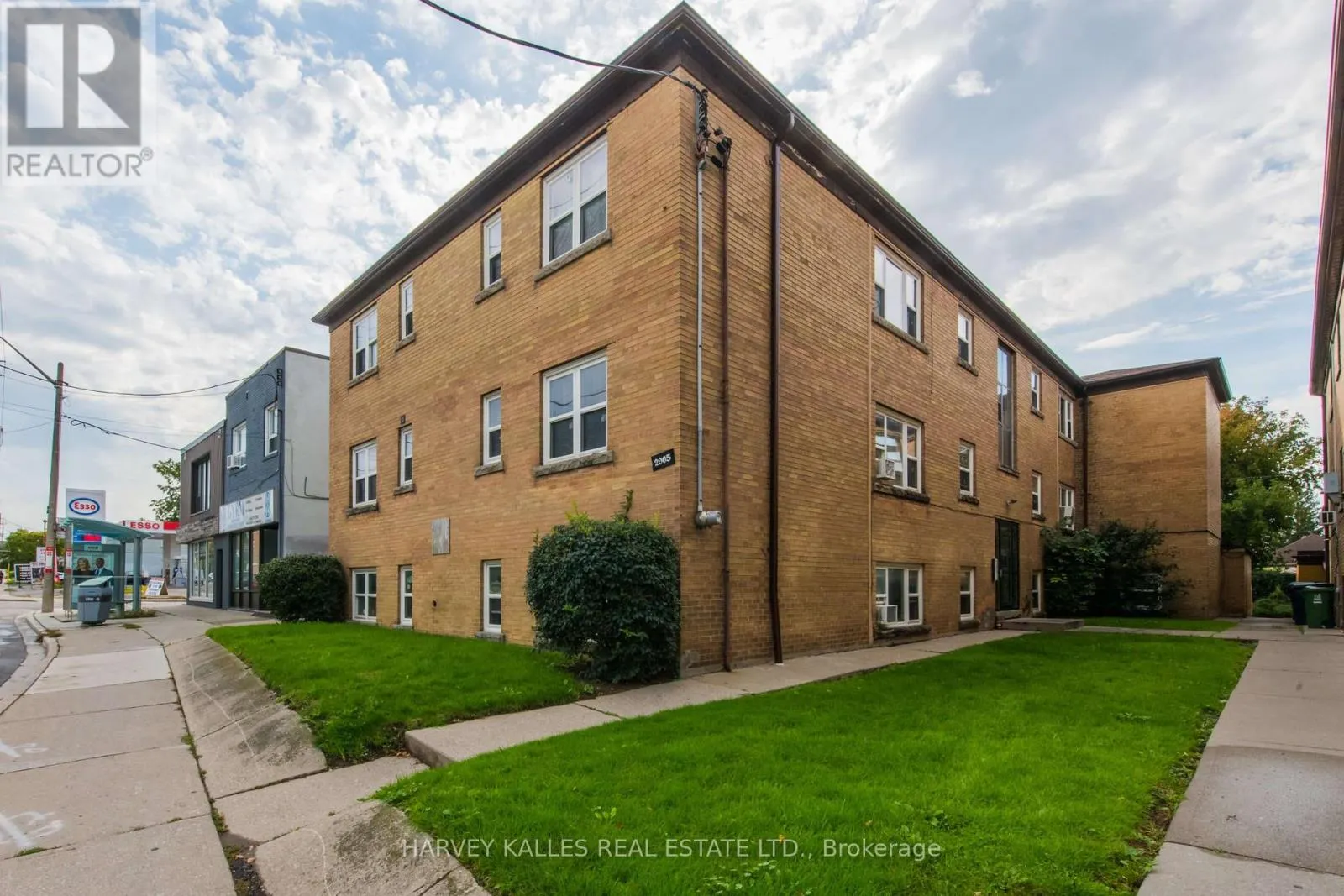 2905 ST. CLAIR AVENUE E
