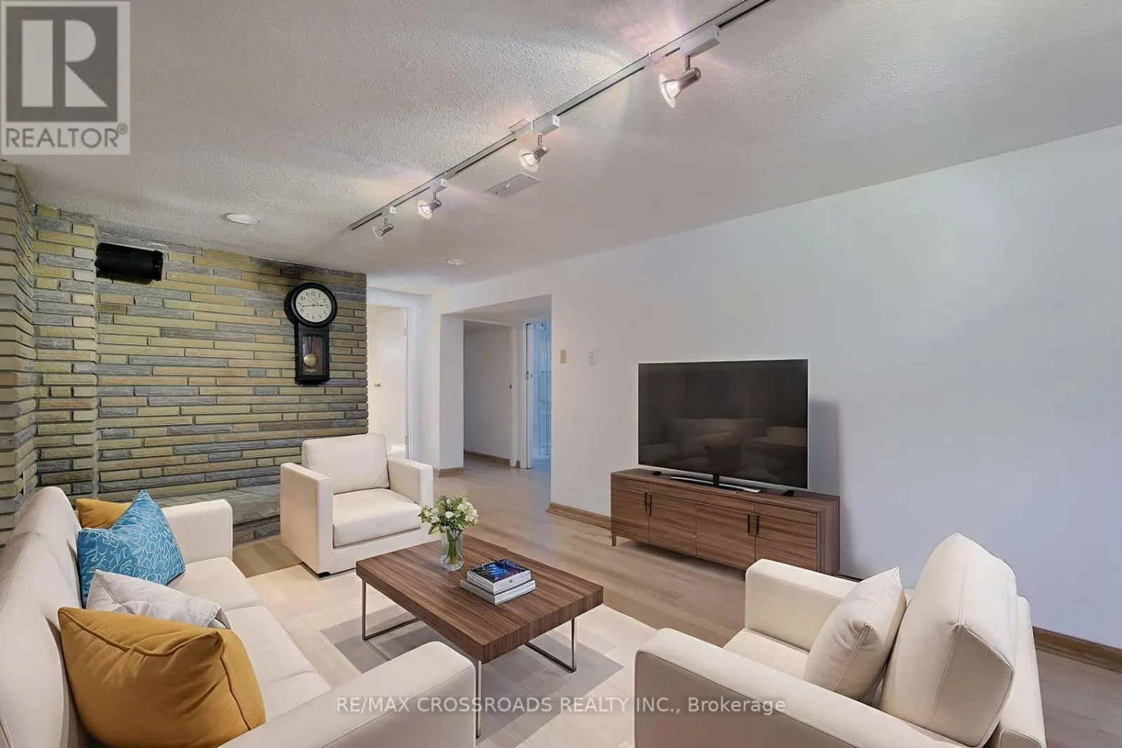 37 AVIS CRESCENT