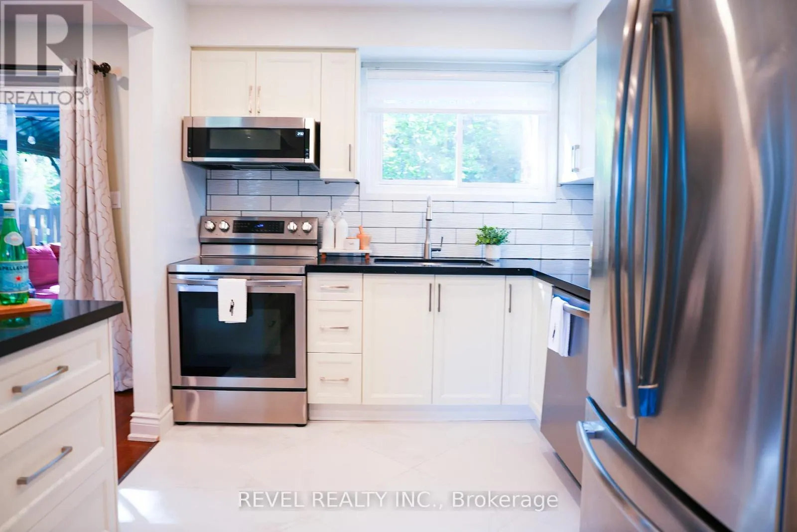 2 - 909 KING STREET W