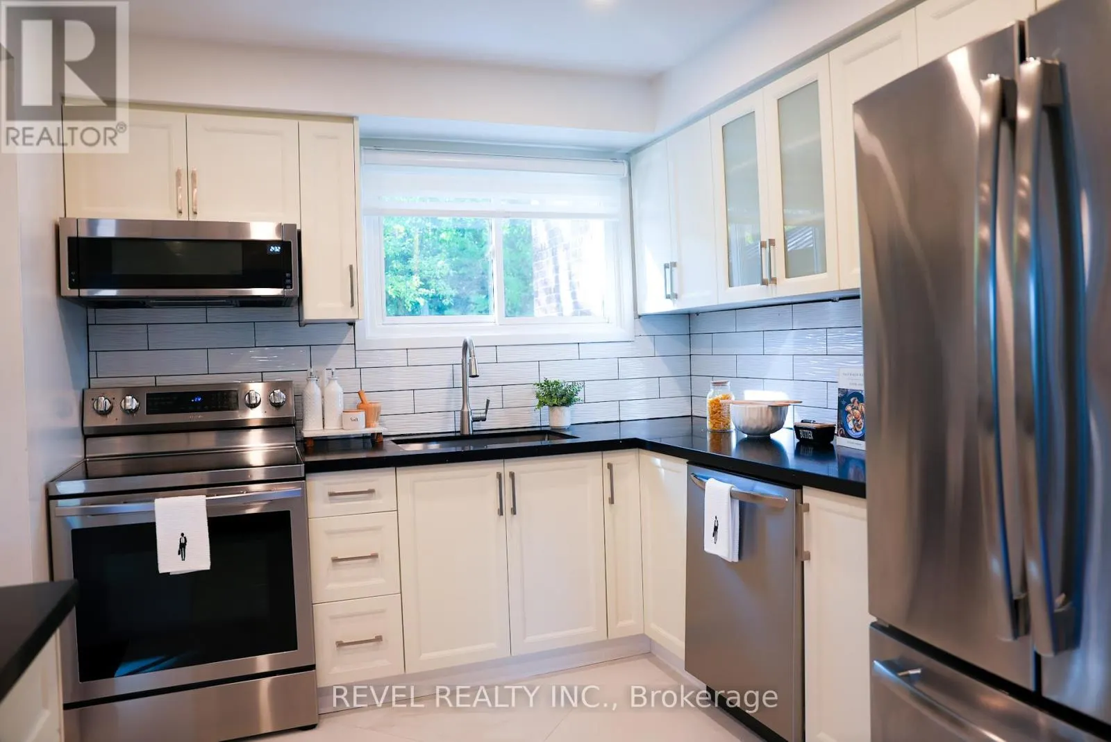 2 - 909 KING STREET W