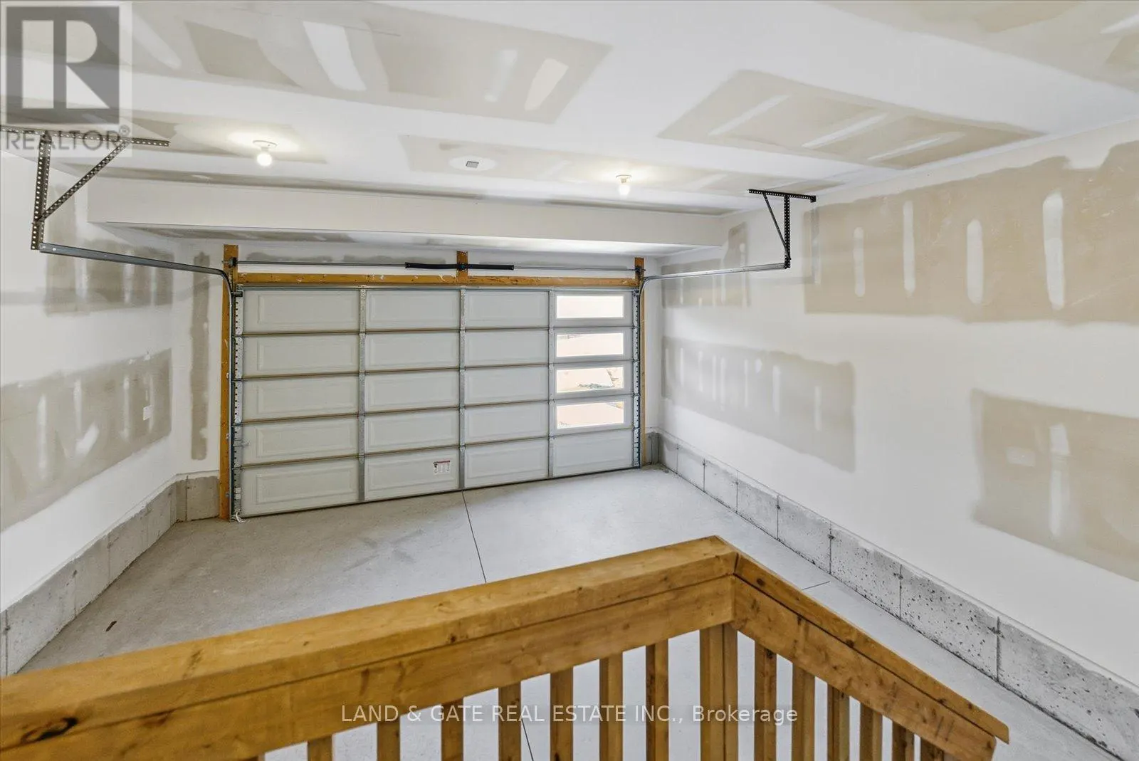 965 QUEENSDALE AVENUE