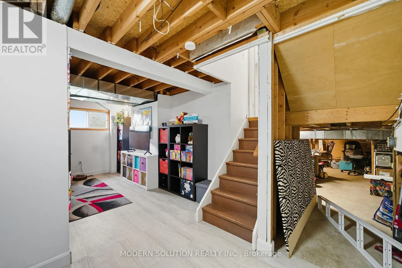 5 WOODLAWN COURT