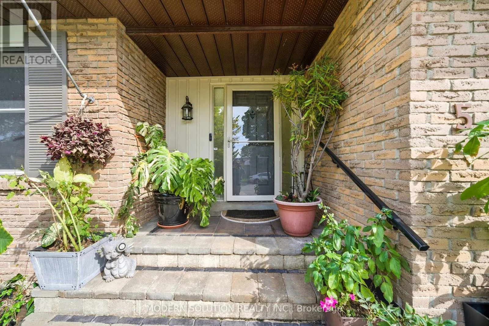 5 WOODLAWN COURT