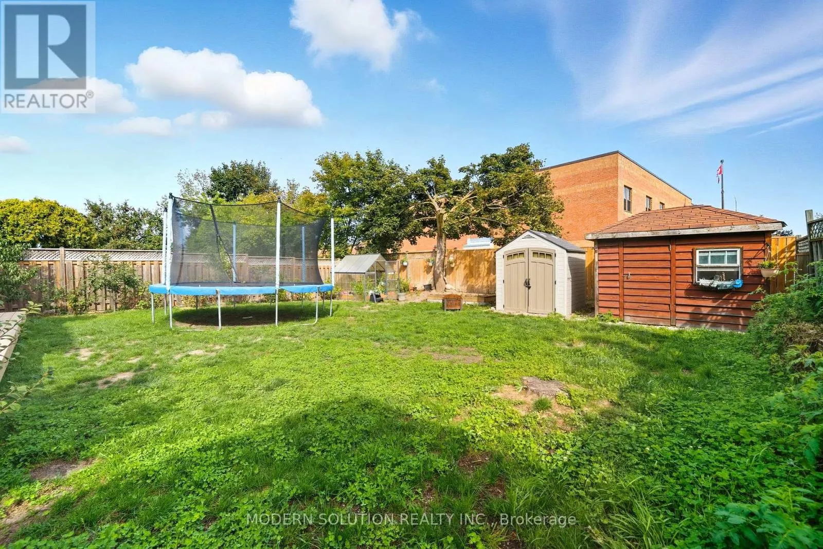 5 WOODLAWN COURT