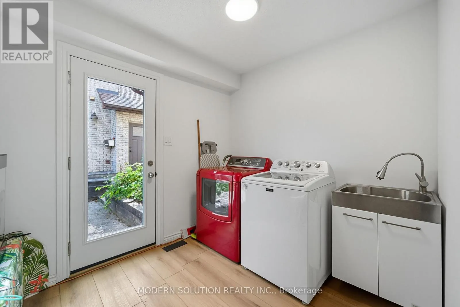 5 WOODLAWN COURT