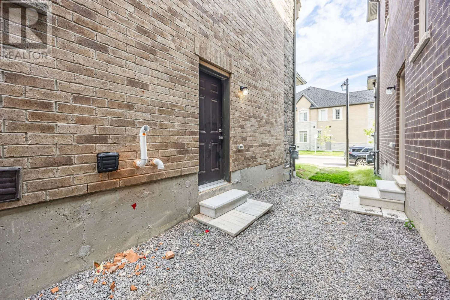 17 - 400 FINCH AVENUE