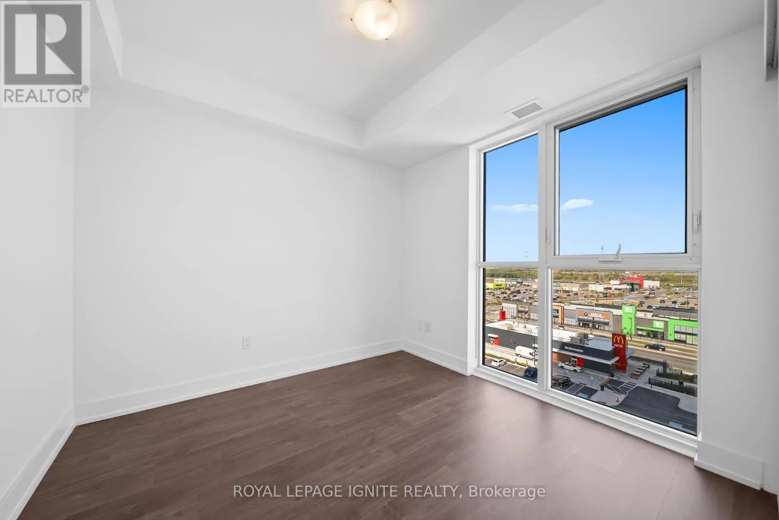 906 - 2550 SIMCOE STREET N
