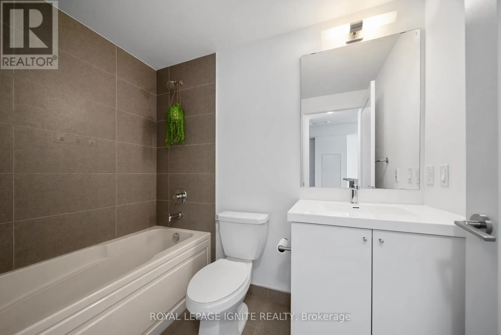 906 - 2550 SIMCOE STREET N