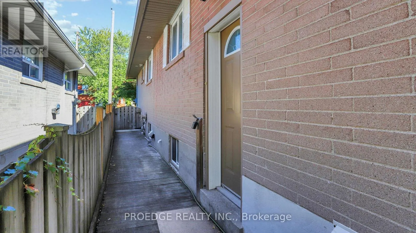 262 RANDALL CRESCENT