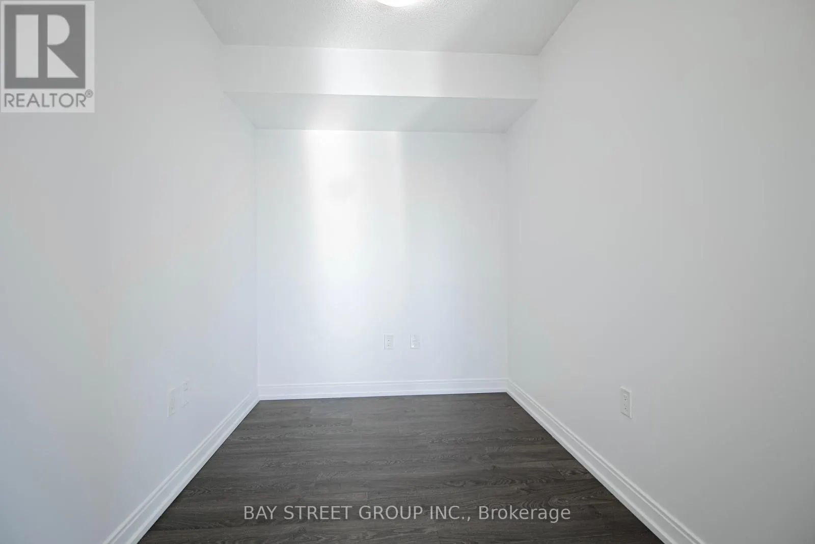 2123 - 275 VILLAGE GREEN SQUARE