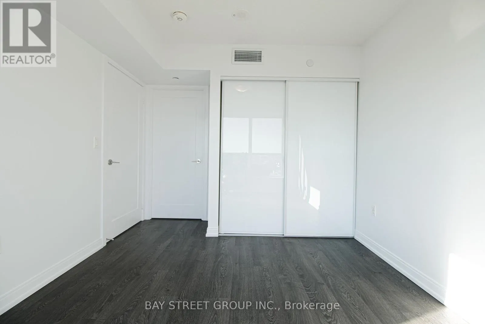 2123 - 275 VILLAGE GREEN SQUARE