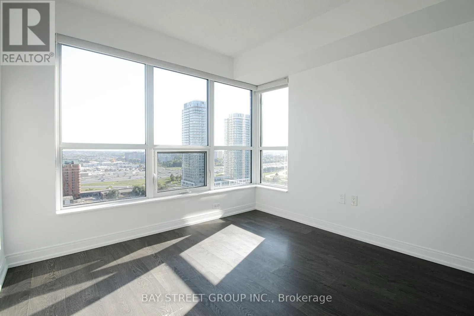 2123 - 275 VILLAGE GREEN SQUARE