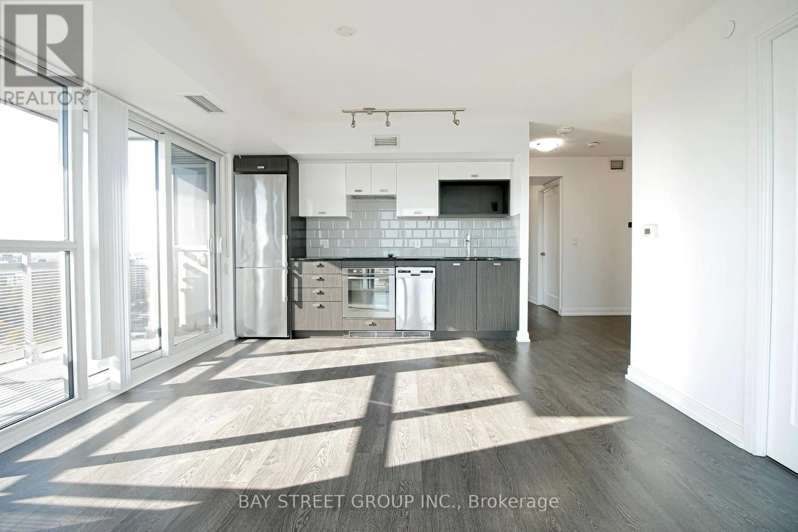 2123 - 275 VILLAGE GREEN SQUARE