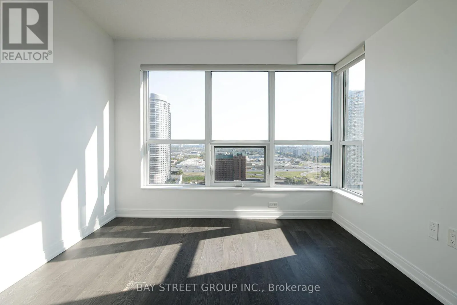 2123 - 275 VILLAGE GREEN SQUARE
