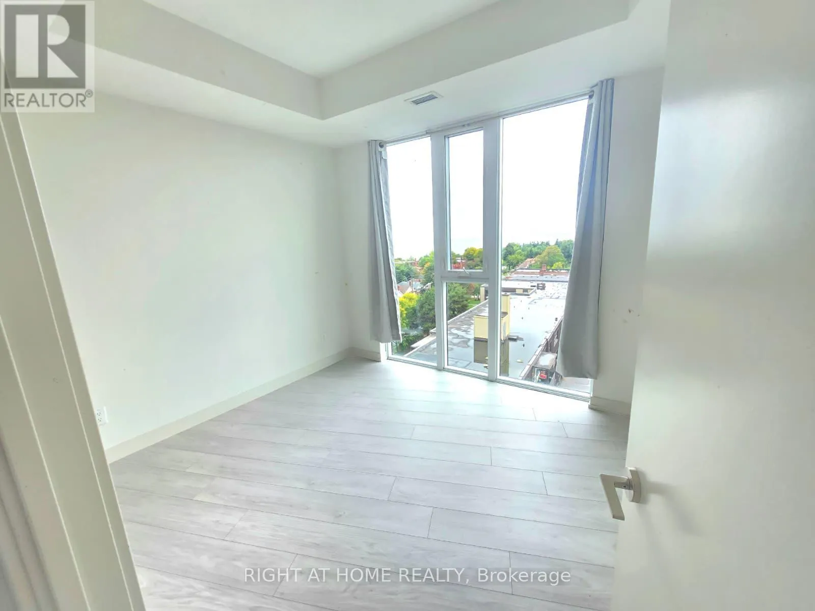 718 - 90 GLEN EVEREST ROAD S