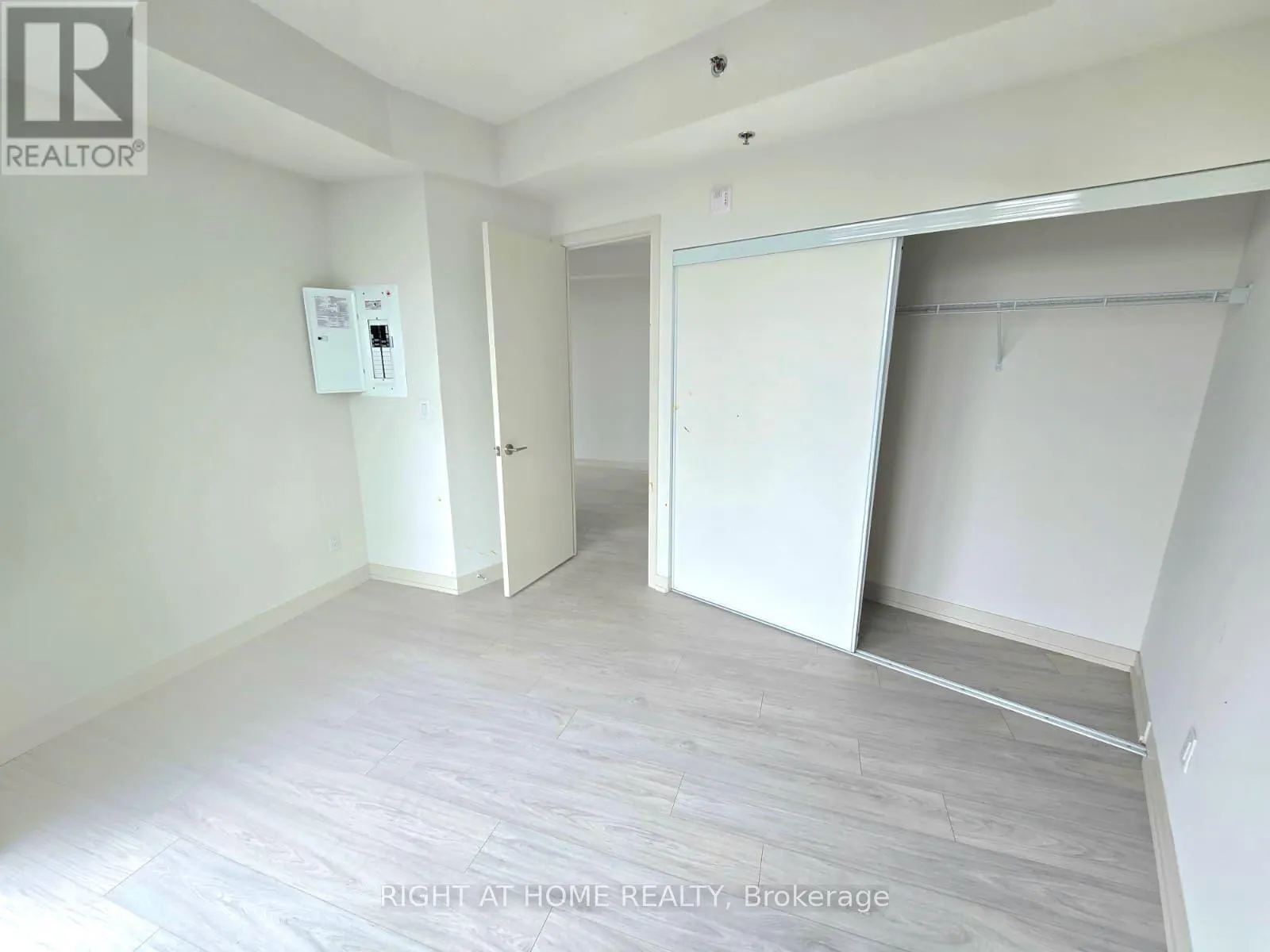 718 - 90 GLEN EVEREST ROAD S