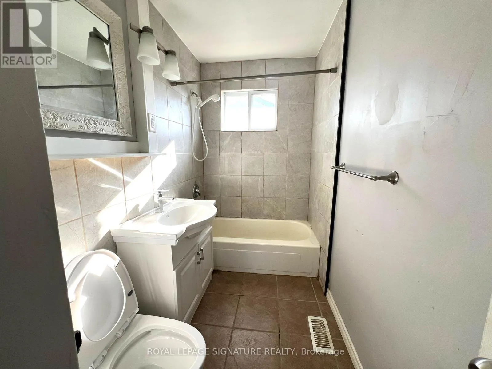 MAIN - 552 MONTEITH AVENUE