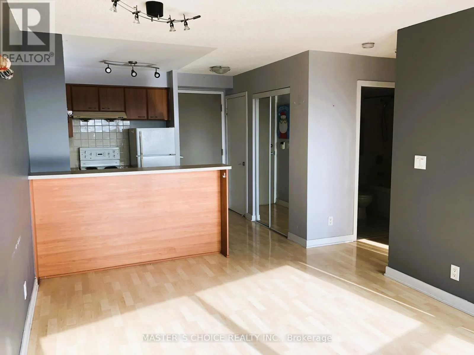 1006 - 36 LEE CENTRE DRIVE
