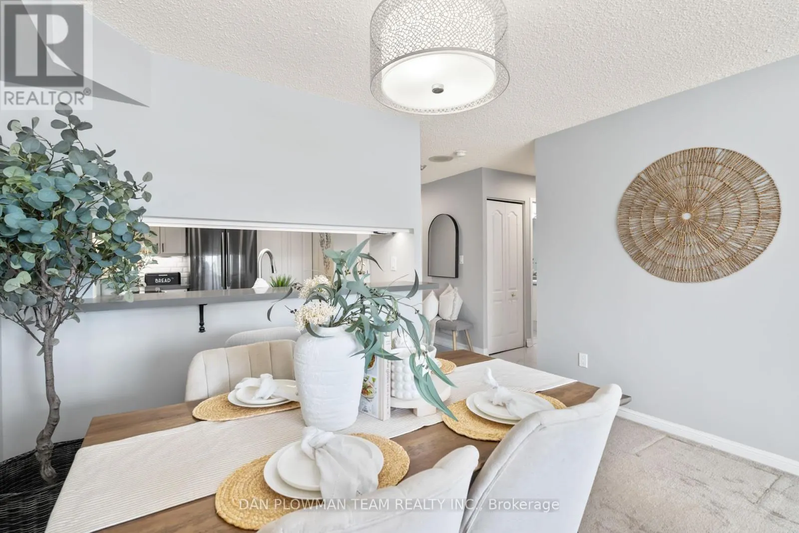 609 - 712 ROSSLAND ROAD E