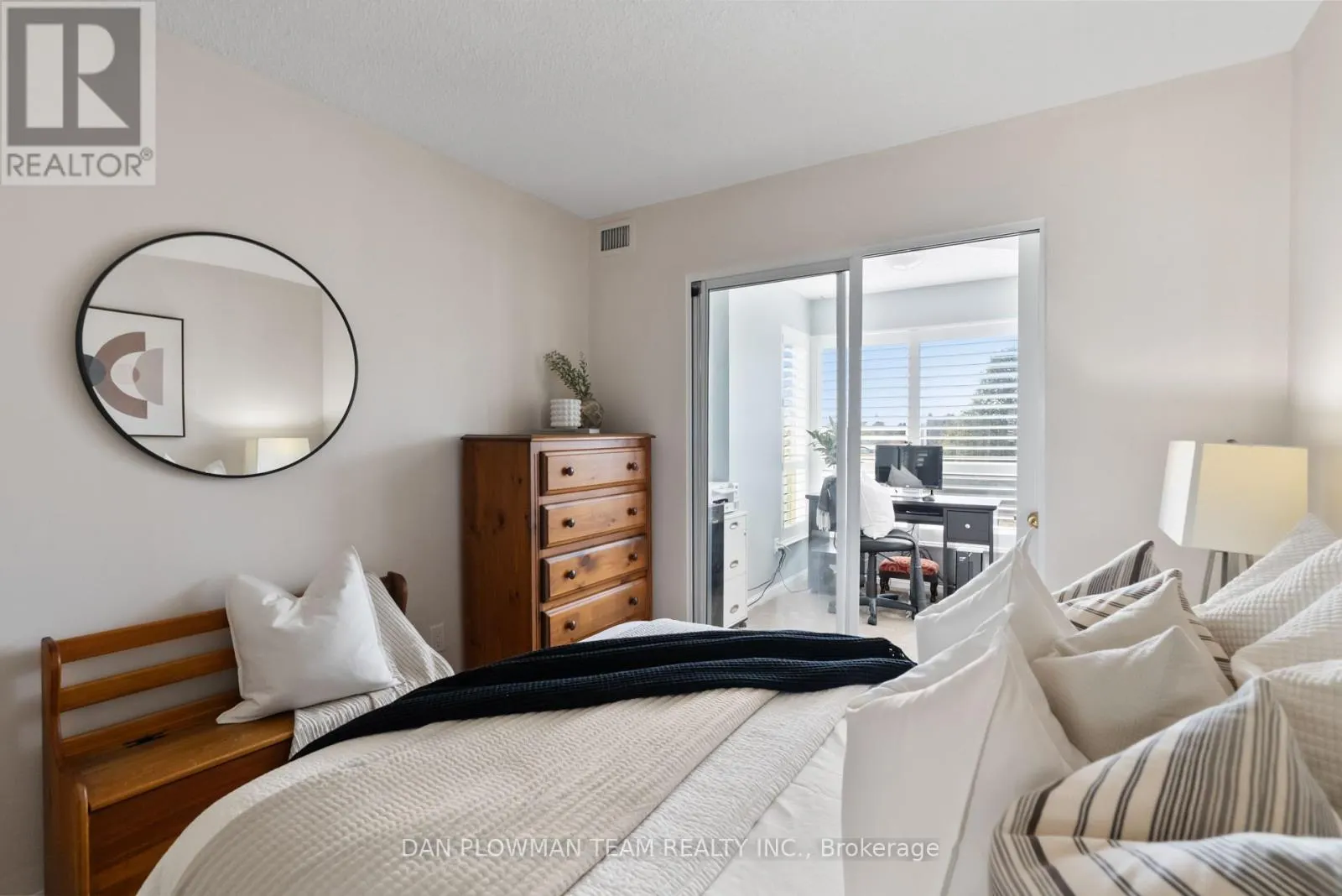 609 - 712 ROSSLAND ROAD E