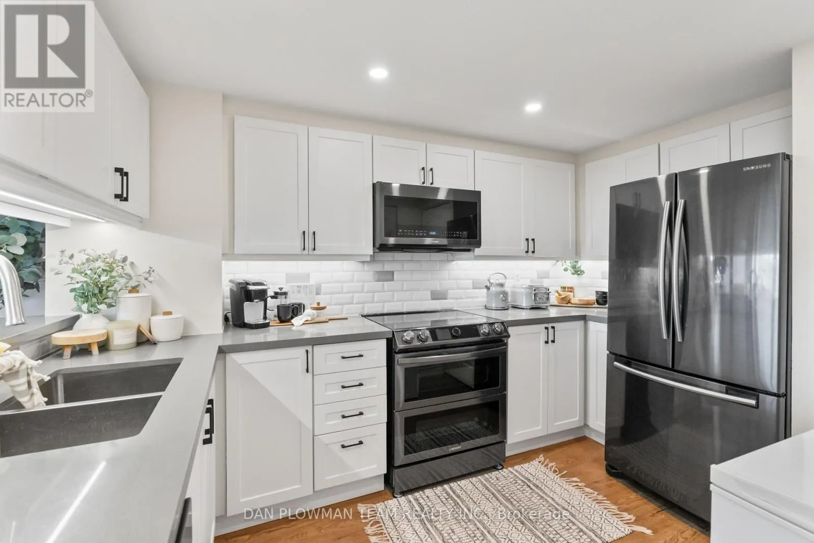 609 - 712 ROSSLAND ROAD E