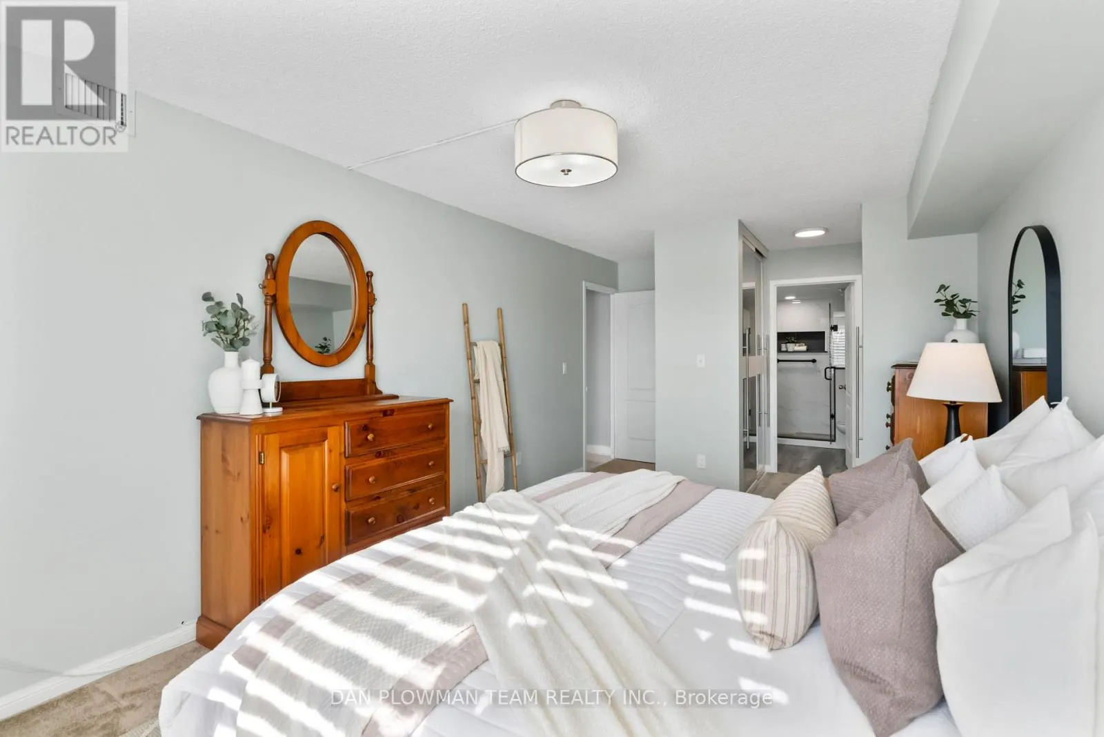 609 - 712 ROSSLAND ROAD E