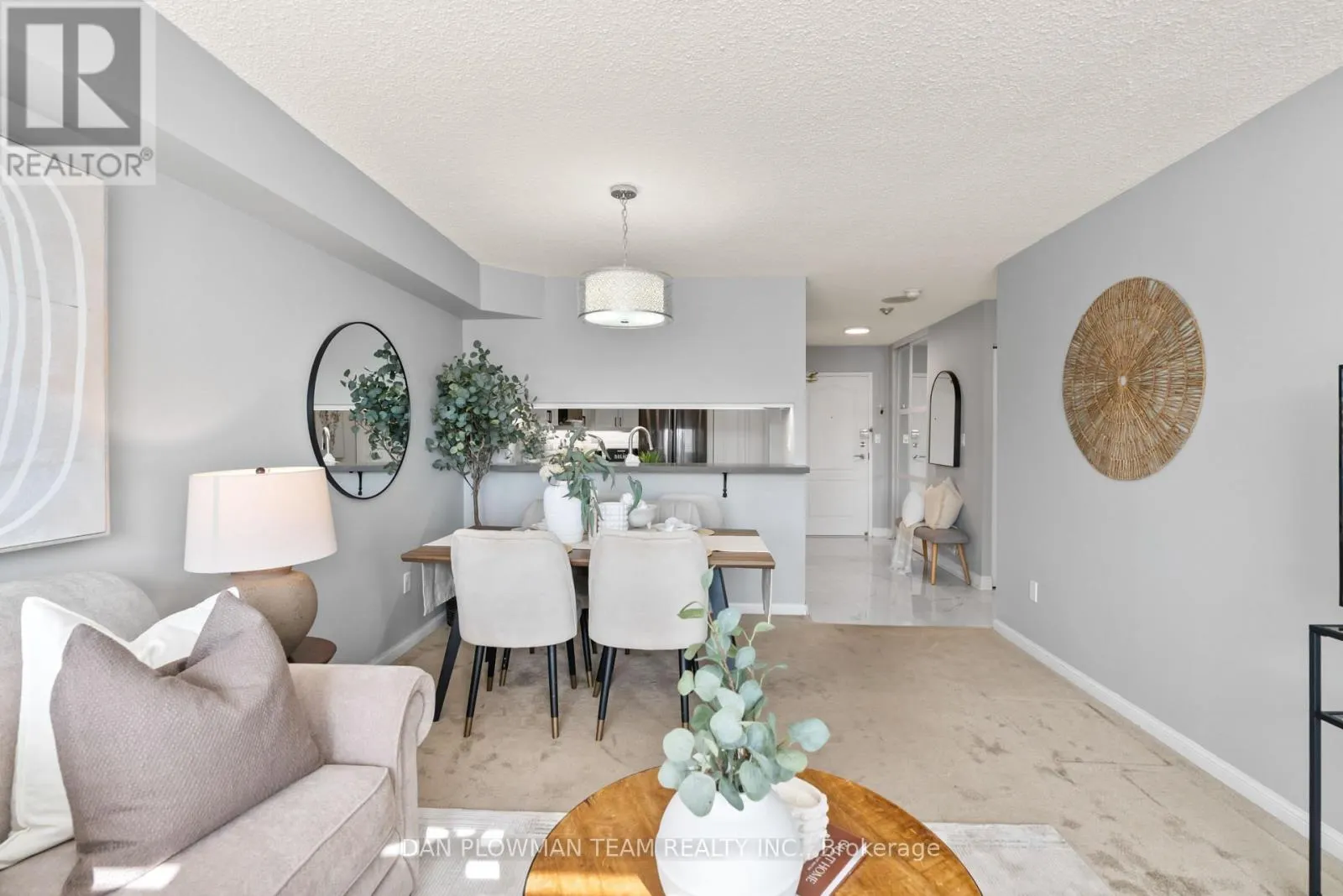 609 - 712 ROSSLAND ROAD E