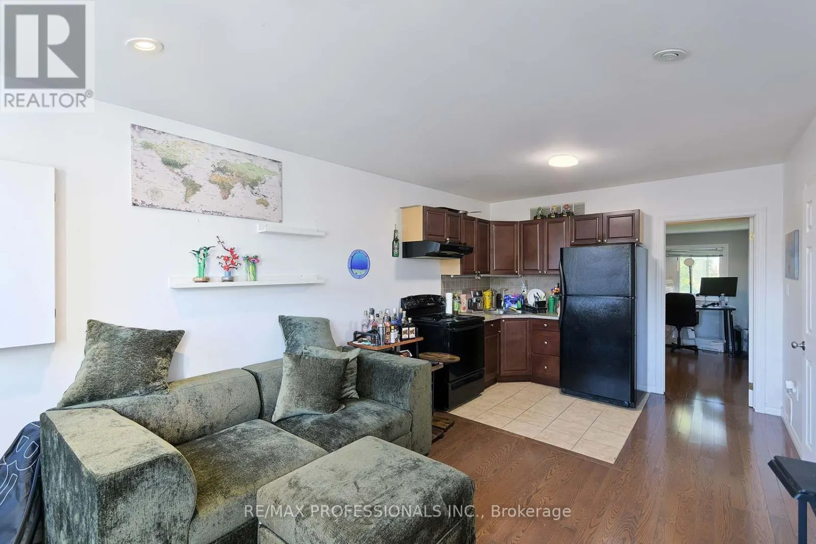945 LOGAN AVENUE